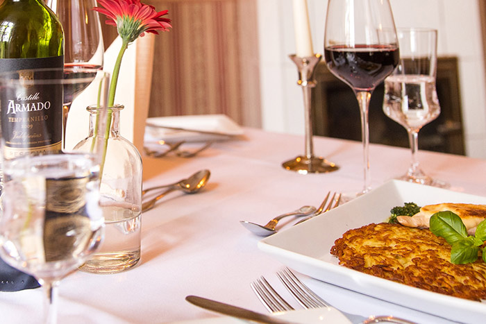 Röstiteller und Wein im Restaurant