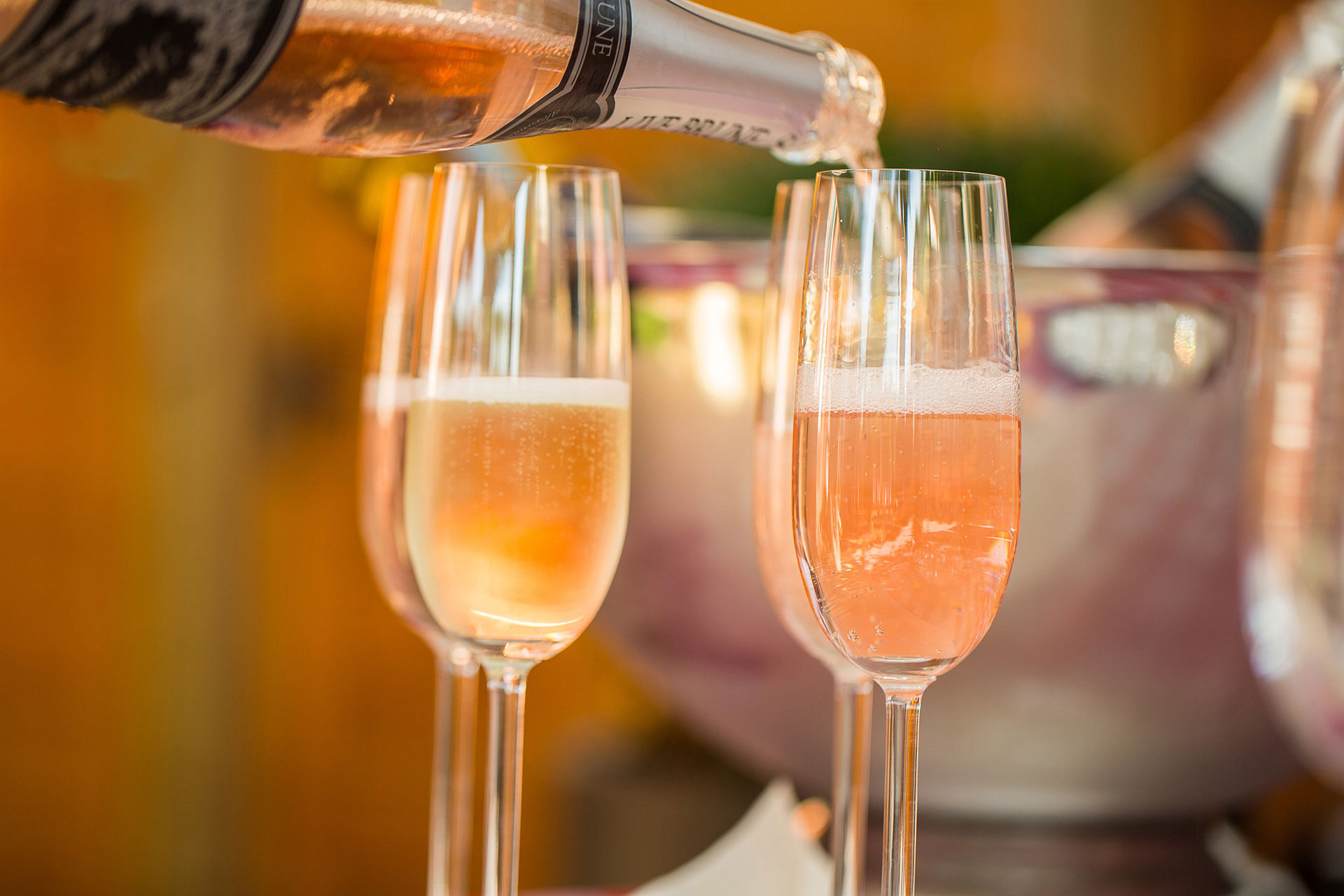 Champagnergläser beim befüllen im Arrangements Paket