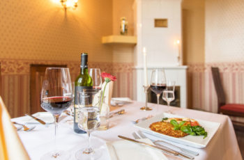 Wein und Kartoffelpuffer auf Tisch im Restaurant