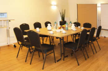 Tagungsraum eingedeckter Tisch
