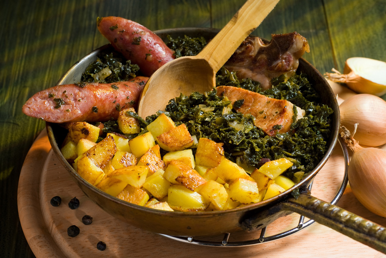 Grünkohlpfanne mit Pinkel und Kasseler und Bratkartoffeln